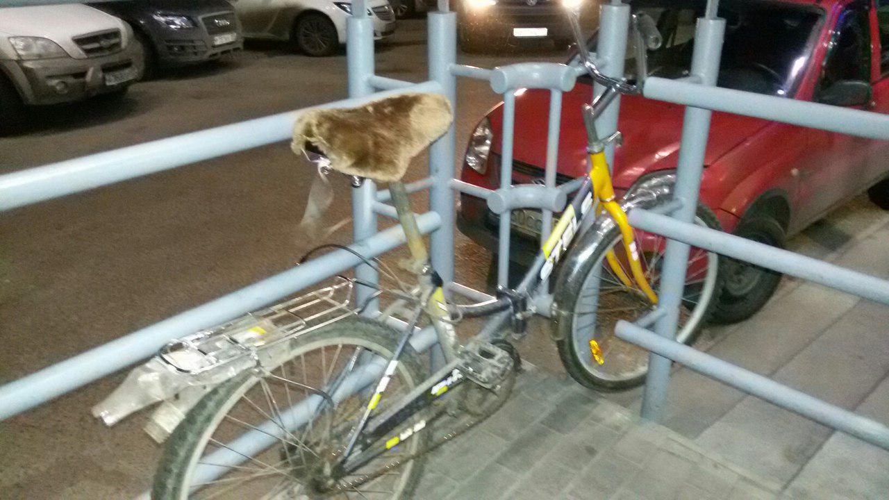 Старая жопа на велосипеде