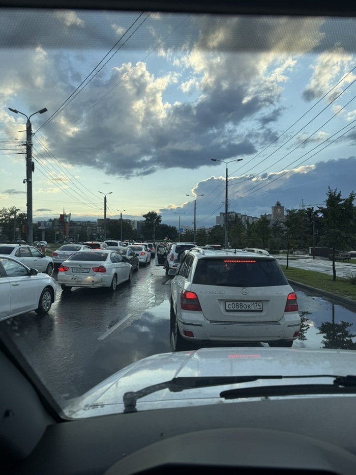 Пробка перед огромной лужей