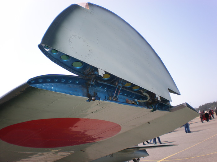 ������ ������������� ������. ���������� ������ ����� ���������������� Mitsubishi A6M3 Zero (���� X-133) �� �������� Pacific Coast Dream Machines 2009, ����-���-���, ����������. (<a href="https://pikabu.ru/story/tsvetnyie_oskolki_proshedshey_voynyi_14246673?u=https%3A%2F%2Fcommons.wikimedia.org%2Fwiki%2FFile%3AMitsubishi_A6M_Zero_X-133_port_wingtip.JPG&t=%D0%98%D1%81%D1%82%D0%BE%D1%87%D0%BD%D0%B8%D0%BA&h=f7ab6f9f6dd13439b6e51dbbeb2ec3b24542ced1" title="https://commons.wikimedia.org/wiki/File:Mitsubishi_A6M_Zero_X-133_port_wingtip.JPG" target="_blank" rel="nofollow noopener">��������</a>)