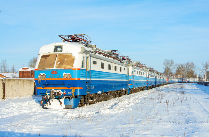 Электровоз ЧС2К-493 и другие электровозы на Базе запаса ст. Невель-I Псковской области.