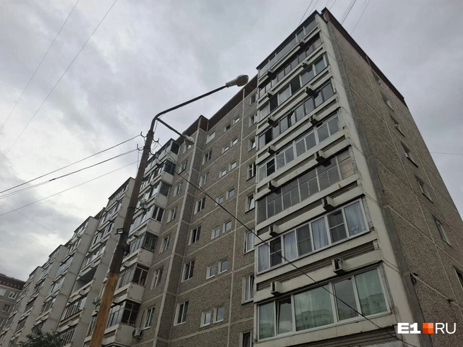 Правление жилищного кооператива уже находится на грани банкротства Источник: Елена Аносова / <!--noindex--><a href="https://pikabu.ru/story/prodayut_kvartiryi_lish_byi_ne_imet_s_nim_dela_v_ekaterinburge_byivshiy_moshennik_derzhit_v_strakhe_tselyiy_dom_14250482?u=http%3A%2F%2FE1.RU&t=E1.RU&h=d14cb2f4849bc246a517d6332b909846dc263a36" title="http://E1.RU" target="_blank" rel="nofollow noopener">E1.RU</a><!--/noindex-->