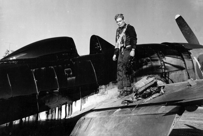 12 января 1945 года, Италия, район Брешии. Зенитный огонь перебил маслопровод на P-47 лейтенанта Эдвина Кинга. Пилот дотянул до базы и сел. На снимке он стоит на крыле своего «Тандерболта». (<a href="https://pikabu.ru/story/zhiv_tsel_oryol_14252572?u=https%3A%2F%2Fwaralbum.ru%2F133257%2F&t=%D0%98%D1%81%D1%82%D0%BE%D1%87%D0%BD%D0%B8%D0%BA&h=d92dc760f42c79354254bf33fb45cdf3a4b63f62" title="https://waralbum.ru/133257/" target="_blank" rel="nofollow noopener">Источник</a>)