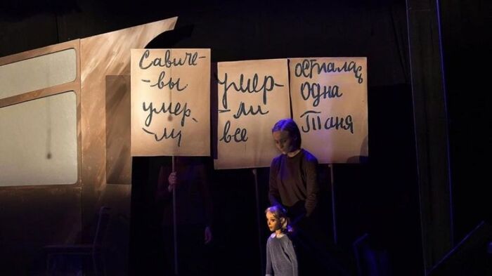 Театр кукол "Сказка". "Дневник ленинградской школьницы"Фото: <!--noindex--><a href="https://pikabu.ru/story/barnaul_teatr_kadrovoe_reshenie_v_teatre_kukol_vyizvalo_shkval_vozmushcheniya_nevzlyubili__do_svidaniya_14263057?u=http%3A%2F%2Fwww.teatr-skazka22.ru&t=www.teatr-skazka22.ru&h=a174d96f0c47ea9d87ffb76a0a53ec49f8d540bb" title="http://www.teatr-skazka22.ru" target="_blank" rel="nofollow noopener">www.teatr-skazka22.ru</a><!--/noindex-->