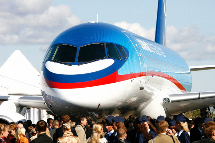 ������ ��������� ������� Sukhoi Superjet 100 �� ����������� ������ � ������������-��-�����, 26 �������� 2007 ����. ����: ������ �������� / ��� �������, Wikimedia Commons, CC BY-SA 3.0.