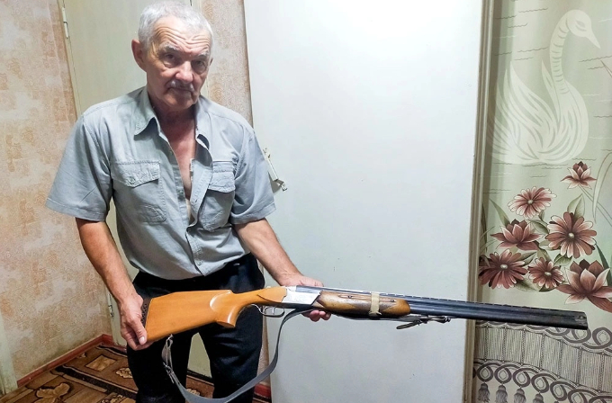 Из этого ружья Николай Александрович Мухин стрелял по вражеским дронам. История пенсионера стала известна на всю Россию. / Роман Мерзляков/РГ