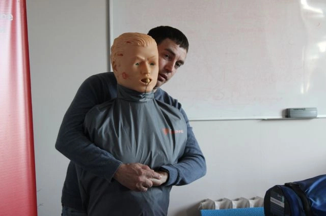 Врач-реаниматолог учит молодых и взрослых оказанию первой помощи. Фото: <a href="https://pikabu.ru/story/na_vyisote_10000_metrov_vrach_vtoroy_raz_spas_v_vozdukhe_passazhira_samoleta_14278518?u=https%3A%2F%2Fvk.com%2Fclub175269277&t=%D0%9C%D0%B5%D1%81%D1%8F%D0%B3%D1%83%D1%82%D0%BE%D0%B2%D1%81%D0%BA%D0%B0%D1%8F%20%D1%86%D0%B5%D0%BD%D1%82%D1%80%D0%B0%D0%BB%D1%8C%D0%BD%D0%B0%D1%8F%20%D1%80%D0%B0%D0%B9%D0%BE%D0%BD%D0%BD%D0%B0%D1%8F%20%D0%B1%D0%BE%D0%BB%D1%8C%D0%BD%D0%B8%D1%86%D0%B0&h=bb3ad5b522863507ea74c3ed95c5bddefc401ef5" title="https://vk.com/club175269277" target="_blank" rel="nofollow noopener">Месягутовская центральная районная больница</a>