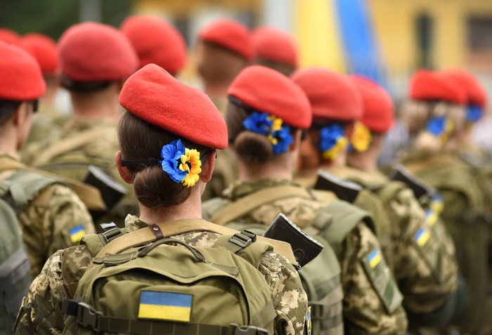 В стране все больше разговоров о женской мобилизации, ее ждут уже этой осенью. Фото: Bumble Dee/Shutterstock/Fotodom