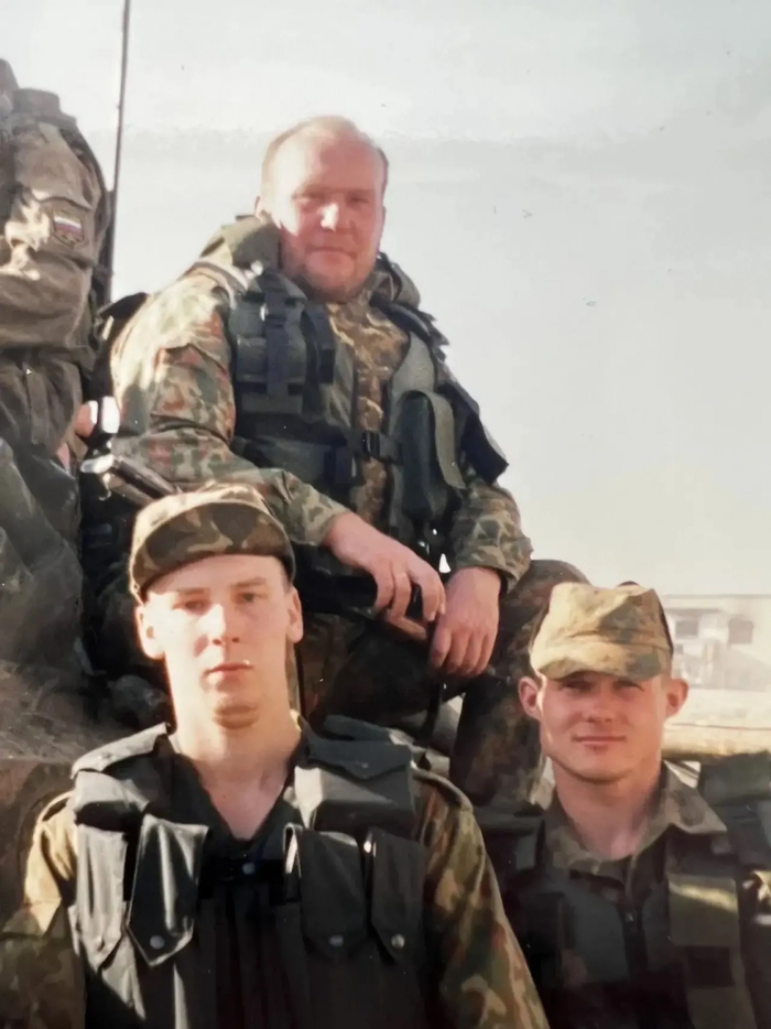 Валерий Канакин (в верхем ряду). Фото: <a href="https://pikabu.ru/story/russkiy_medved_general_kanakin_bilsya_za_zalozhnikov_na_dubrovke_i_v_beslane_14280556?u=https%3A%2F%2Faif.ru%2F&t=%D0%98%D0%B7%20%D0%BB%D0%B8%D1%87%D0%BD%D0%BE%D0%B3%D0%BE%20%D0%B0%D1%80%D1%85%D0%B8%D0%B2a%20%D0%95%D0%BA%D0%B0%D1%82%D0%B5%D1%80%D0%B8%D0%BD%D1%8B%20%D0%9A%D0%B0%D0%BD%D0%B0%D0%BA%D0%B8%D0%BD%D0%BE%D0%B9.&h=9158ae82f71d13f4ec4bc842b61ab94f2c6f3335" title="https://aif.ru/" target="_blank" rel="nofollow noopener">Из личного архивa Екатерины Канакиной.</a>