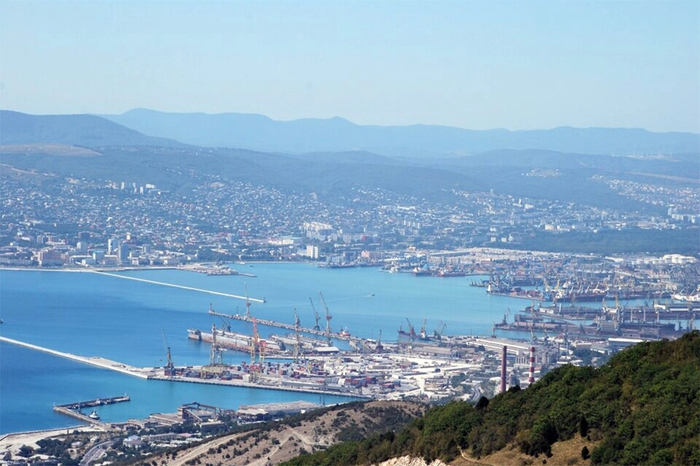 Панорама Цемесской бухты и новороссийского порта. Фото: <!--noindex--><a href="https://pikabu.ru/story/sovetskiy_titanik_tragediya_admirala_nakhimova_pokhozha_na_uzhas_atlantiki_14292054?u=http%3A%2F%2Fru.wikipedia.org&t=ru.wikipedia.org&h=23ad5ff23c02f9593bfe16b158d358d8b2bd4d34" title="http://ru.wikipedia.org" target="_blank" rel="nofollow noopener">ru.wikipedia.org</a><!--/noindex-->