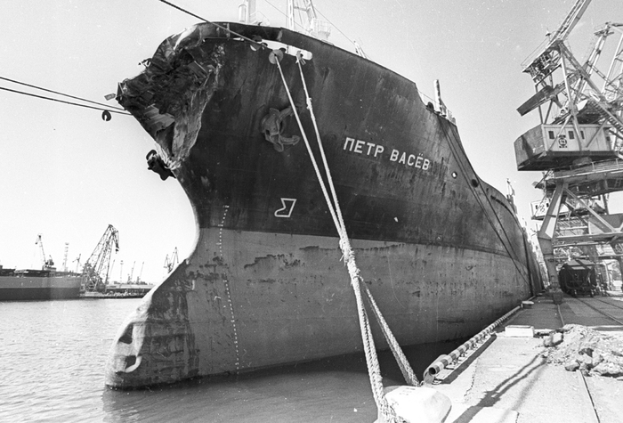 «Пётр Васев» после столкновения. Фото: <a href="https://pikabu.ru/story/sovetskiy_titanik_tragediya_admirala_nakhimova_pokhozha_na_uzhas_atlantiki_14292054?u=https%3A%2F%2Faif.ru%2F&t=%D0%98%D0%B7%20%D0%BB%D0%B8%D1%87%D0%BD%D0%BE%D0%B3%D0%BE%20%D0%B0%D1%80%D1%85%D0%B8%D0%B2%D0%B0&h=a1e58861719adc4a3b302fe53e093bf1f6864cd5" title="https://aif.ru/" target="_blank" rel="nofollow noopener">Из личного архива</a>/ Владимир Сварцевич