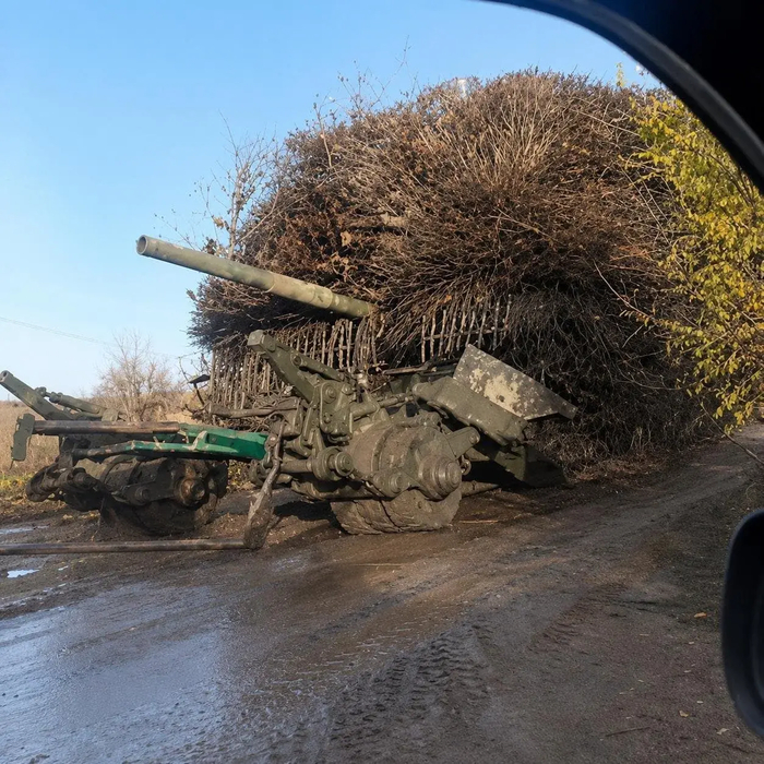Безумный Макс нервно курит на обочине дороги ярости