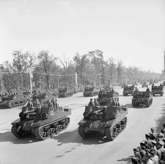 Парад Победы в Берлине в сентябре 1945 года.© <!--noindex--><a href="https://pikabu.ru/story/parad_u_brandenburgskikh_vorot_kak_zhukov_i_soyuzniki_proshli_po_berlinu_14311869?u=http%3A%2F%2FCommons.wikimedia.org&t=Commons.wikimedia.org&h=501f0bed1eb58d5f0a64daadbd8b07b9a05fd431" title="http://Commons.wikimedia.org" target="_blank" rel="nofollow noopener">Commons.wikimedia.org</a><!--/noindex-->