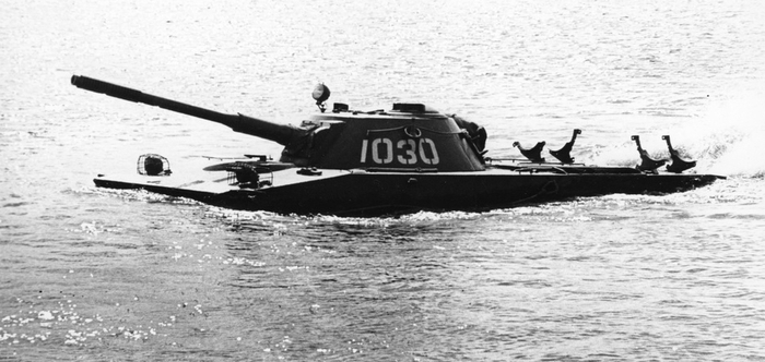 Ранний ПТ-76 - щелевой дульный тормоз, кронштейны для цилиндрических баков