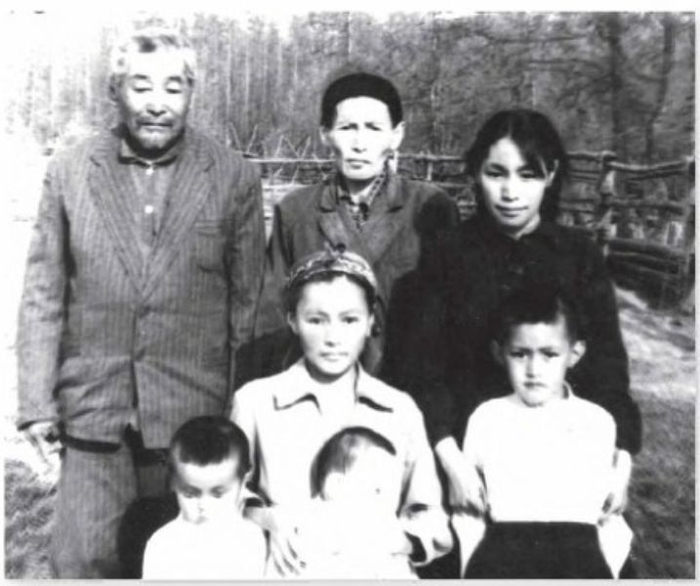 Весна 1962 г. Охлопков Степан Васильевич (16.12.1896-16.02.1967), Бочкарева Мария Сергеевна (17.09.1908-14.03.1980), Слепцова (Охлопкова) Мария Степановна (10.02.1947-24.10.2009), Охлопков Степан Степанович (07.04.1956)
