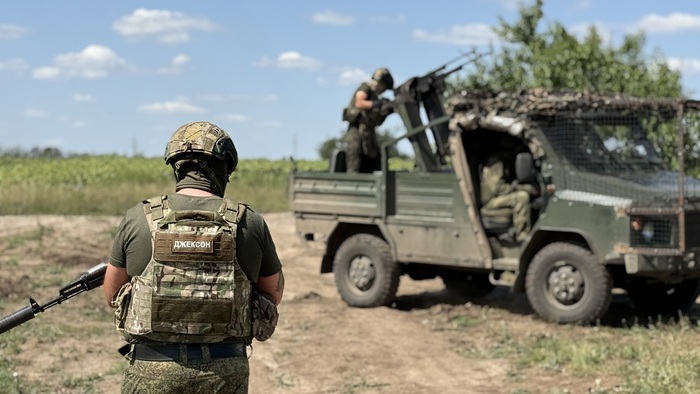 Сейчас на всех прифронтовых дорогах можно увидеть вот таких пикапы со спаренными пулеметами. Мобильные огневые группы. Парни контролят небо, сбивают дроны и предупреждают о воздушной атаке. "Война дронов" диктует новые правила.