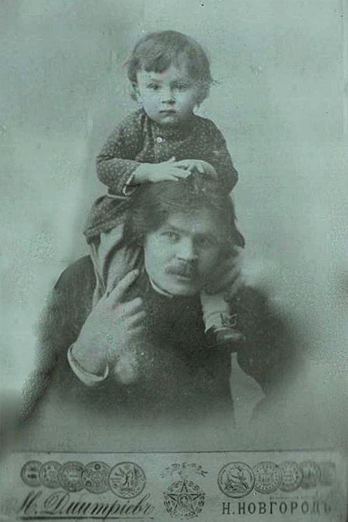А.М. Горький с сыном Максимом на плечах , 1899 год