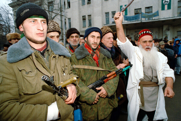 Чеченские боевики на улицах Грозного в январе 1995 года