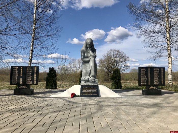 В деревне Замошье Плюсского района Псковской области находится памятник «Скорбящая мать». Он установлен на месте братского захоронения мирных жителей, которые погибли 14 января 1944 года.