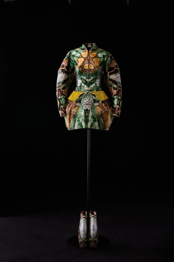 Кастомный комплект Alexander McQueen из последней коллекции Plato’s Atlantis, происходящий из архива Наоми Кэмпбелл, продан за $1,586 млн