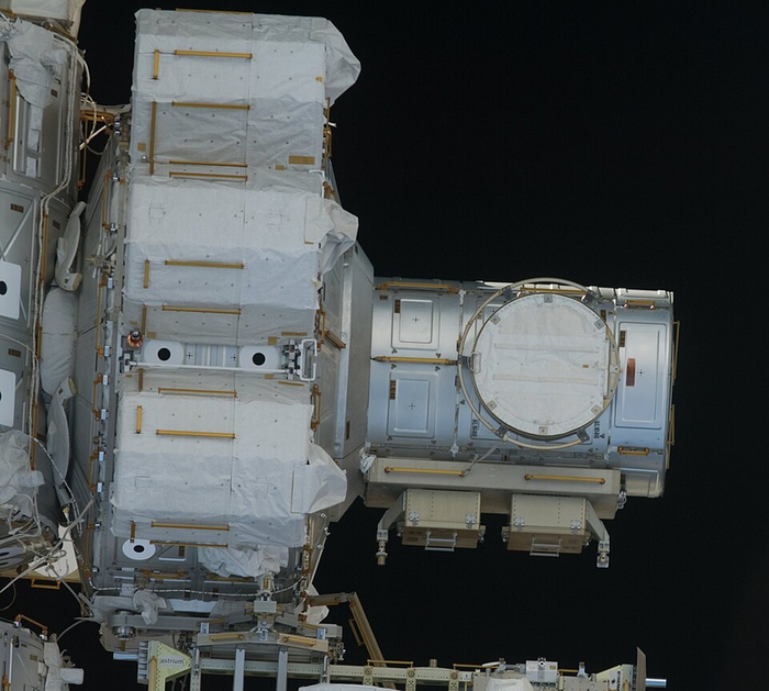 Автор: NASA Источник: <a href="https://pikabu.ru/story/kak_na_mks_poluchayut_kislorod_iz_vodyi_i_kuda_devaetsya_uglekislyiy_gaz_14353425?u=https%3A%2F%2Fcommons.wikimedia.org%2Fwiki%2FFile%3AQuest_airlock_exterior_-_STS-127.jpg&t=commons.wikimedia.org&h=c053e7d07ef025bf87683c4950cc1b3cb324e88f" title="https://commons.wikimedia.org/wiki/File:Quest_airlock_exterior_-_STS-127.jpg" target="_blank" rel="nofollow noopener">commons.wikimedia.org</a>