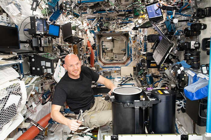 Автор: NASA Источник: <a href="https://pikabu.ru/story/kak_na_mks_poluchayut_kislorod_iz_vodyi_i_kuda_devaetsya_uglekislyiy_gaz_14353425?u=https%3A%2F%2Fcommons.wikimedia.org%2Fwiki%2FFile%3AISS-56_Alexander_Gerst_works_in_the_Destiny_module_%282%29.jpg&t=commons.wikimedia.org&h=6e0b00b82f39a7f12ec67277dc87eab54b2948a5" title="https://commons.wikimedia.org/wiki/File:ISS-56_Alexander_Gerst_works_in_the_Destiny_module_(2).jpg" target="_blank" rel="nofollow noopener">commons.wikimedia.org</a>