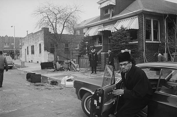 15 февраля 1965 Малкольм Икс выходит из машины у своего дома, который накануне вечером был подожжен, почти наверняка его бывшими коллегами из «Нации ислама». Через неделю Малкольм Икс будет убит.