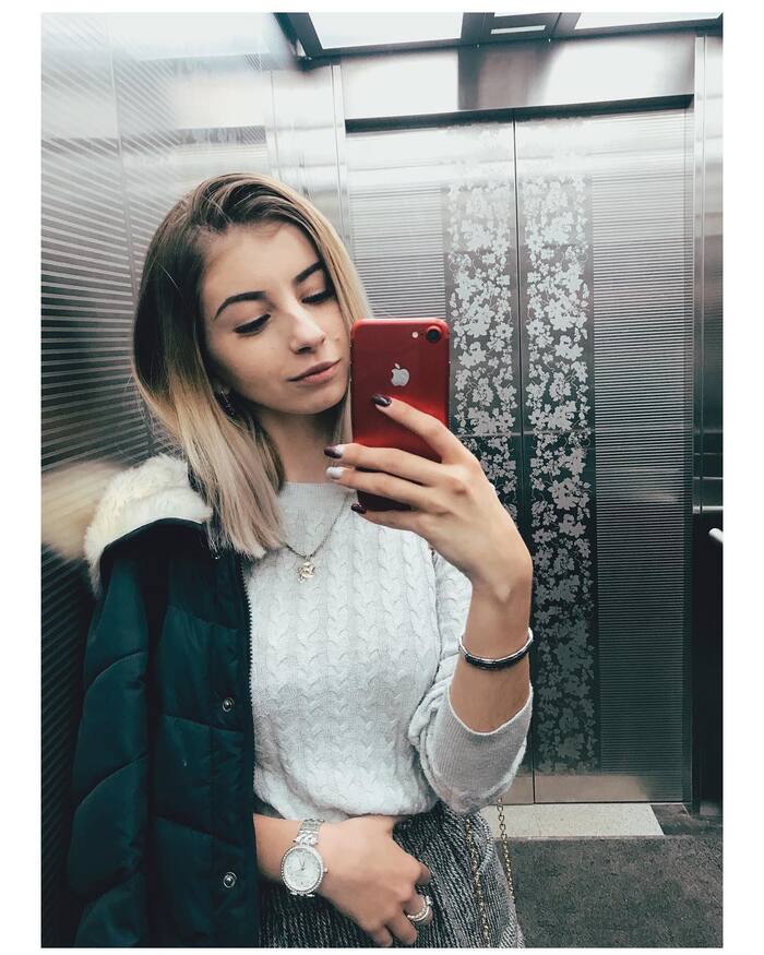 Девушка в лифте