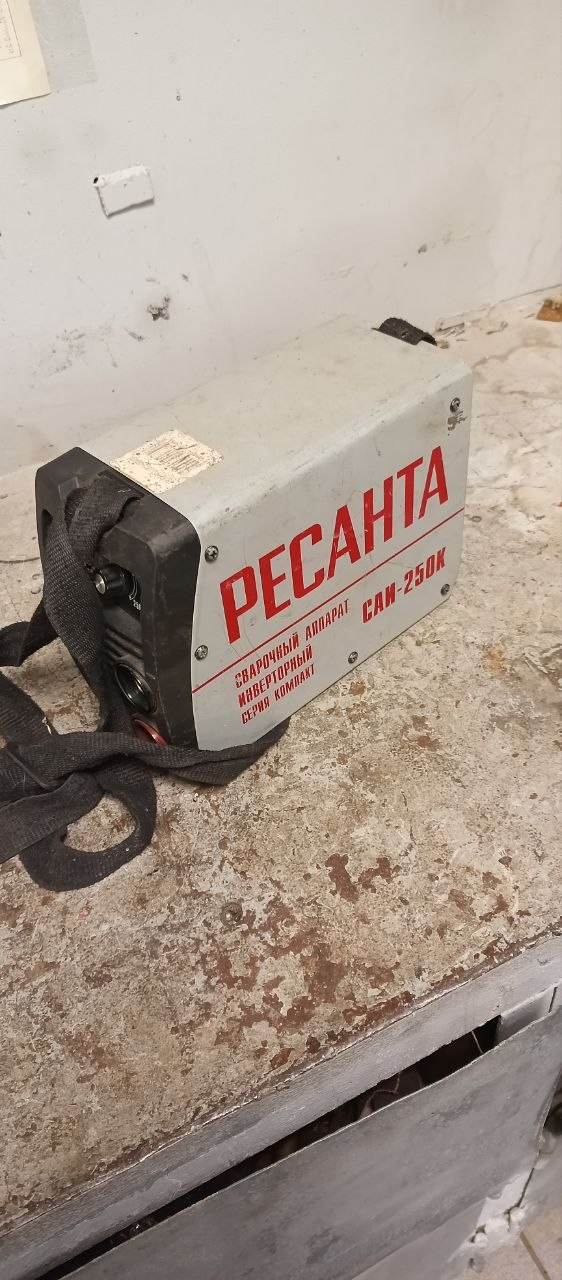 Вот такой сварочный аппарат, повидавший жизнь. Со слов хозяина не вскрывался, но судя по отсутствию винтов, мне кажется, кто-то обманывает.