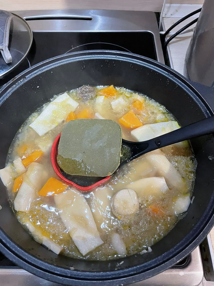 Кубик (ничоси, кубик) карри-ру, проливаем кипящим бульоном.