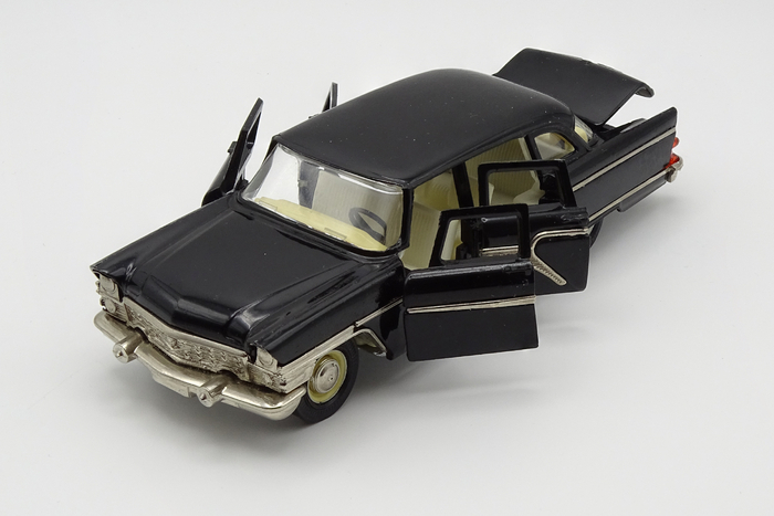Рис. 1. Саратовская модель автомобиля ГАЗ-13 «Чайка» в масштабе 1:43