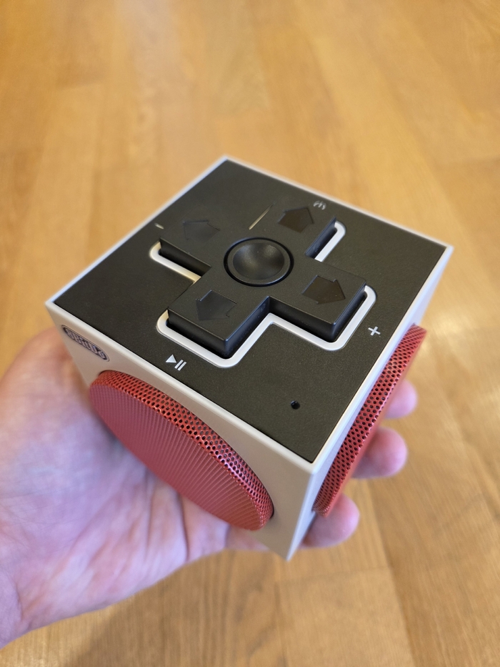 В руках 8BitDo Retro Cube