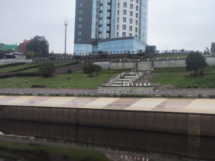 Чуть выше на площадке - памятник Высоцкому , а в здании - недешевый ресторан с панорамным видом