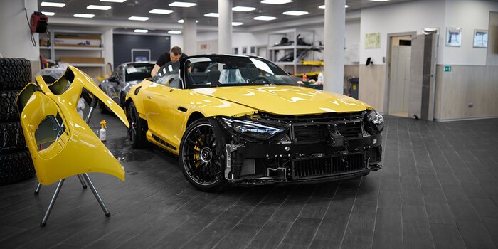 Mercedes-Benz SL63 в процессе работ по оклейке кузова матовым полиуретаном.