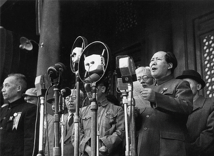 1 октября 1949 года Председатель Мао Дзедун с трибуны на площади Тяньаньмень провозгласил образование Китайской Народной Республики