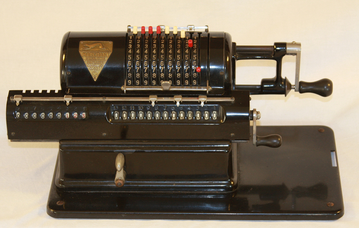 ����������� Marchant XLA, ������������� � 1923 ����. ���� �� ���������; �������, � ������ ��������� �������� ��������, �� �������������� ���������. <a href="https://en.wikipedia.org/wiki/Marchant_Calculating_Machine_Company#/media/File:Marchant_-_Odhner_clone_1950.png" target="_blank" rel="nofollow noopener">�������� �����������</a>
