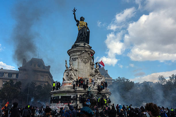 Желтый жилет на статуе Марианны на Монументе Республики (Statue de la République) во время демонстраций 17 октября 2026 года в Париже, Франция.