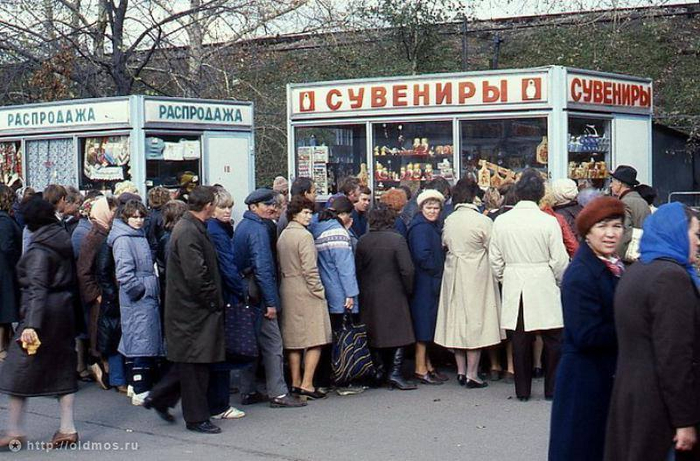 Ярмарка в Лужниках, 1984 год. В этих ларьках, именно в представленное время, продавали номерные модели коллекционных автомобилей саратовского производства. Также, помнится, продавали там миниатюрную композицию «Царь-колокол».