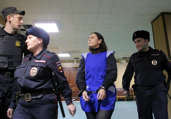 Бобокулову ведут в зал суда