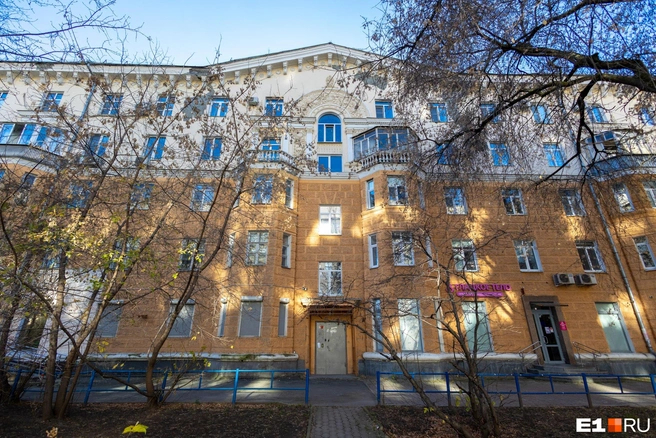 Когда-то в доме жили ведущие инженеры, а сейчас их дети и внуки защищают внешний облик здания Источник: Владислав Лоншаков / <!--noindex--><a href="https://pikabu.ru/story/v_tsentre_ekaterinburga_sosedi_obyavili_voynu_biznesmenu_chtobyi_spasti_neobyichnyiy_dom_ot_urodlivyikh_vyityazhek_14464223?u=http%3A%2F%2FE1.RU&t=E1.RU&h=d14cb2f4849bc246a517d6332b909846dc263a36" title="http://E1.RU" target="_blank" rel="nofollow noopener">E1.RU</a><!--/noindex-->