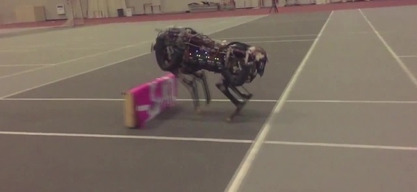 Робот врезался. Робот врезался. Робот gif. Робототехника gif. Сломанный робот.