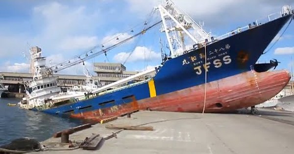 Shipping crashes. Корабль врезался. Катастрофы судов. Столкновение кораблей. Судно столкновение.