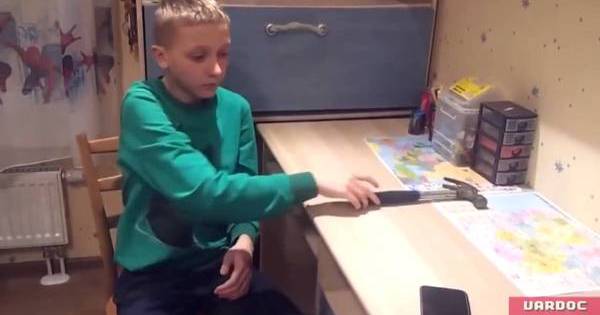 Мальчишки дрочунишки. Школьник ломает голову. Первый дрочь мальчиков. Школьник droch. Школьник разбил разбил учителю голову