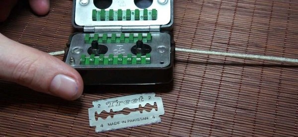 Точилка лезвий для безопасной бритвы. Точилка для лезвий бритв. Kriss kross точилка лезвий. Точилка для лезвий бритв gillette. Прибор для заточки лезвий бритвы ссср.