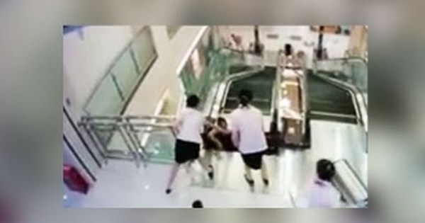 В китае женщина провалилась в эскалатор. Женщину затянуло в эскалатор. В китае женщина провалилась в эскалатор. Женщина провалилась в эскалатор. В китае женщина провалилась в эскалатор.