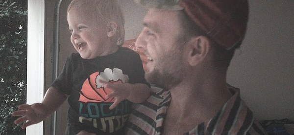 Девочка впервые видит дождь | Пикабу