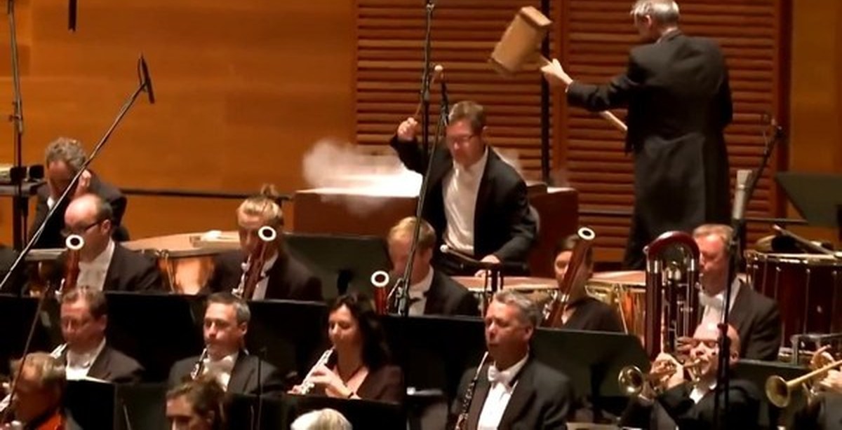 Тарелки музыкальный инструмент в оркестре. Барабан симфонического оркестра. Тарелки оркестровые с музыкантом. Игра на бубне. Барабан в оркестре.