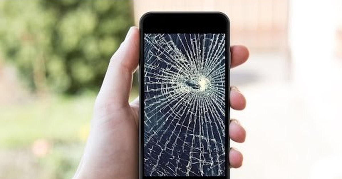 Ремонт трещины телефоне. Разбитый экран смартфона. Смартфон с разбитым экраном. Разбитый айфон. Разбитый дисплей смартфона.