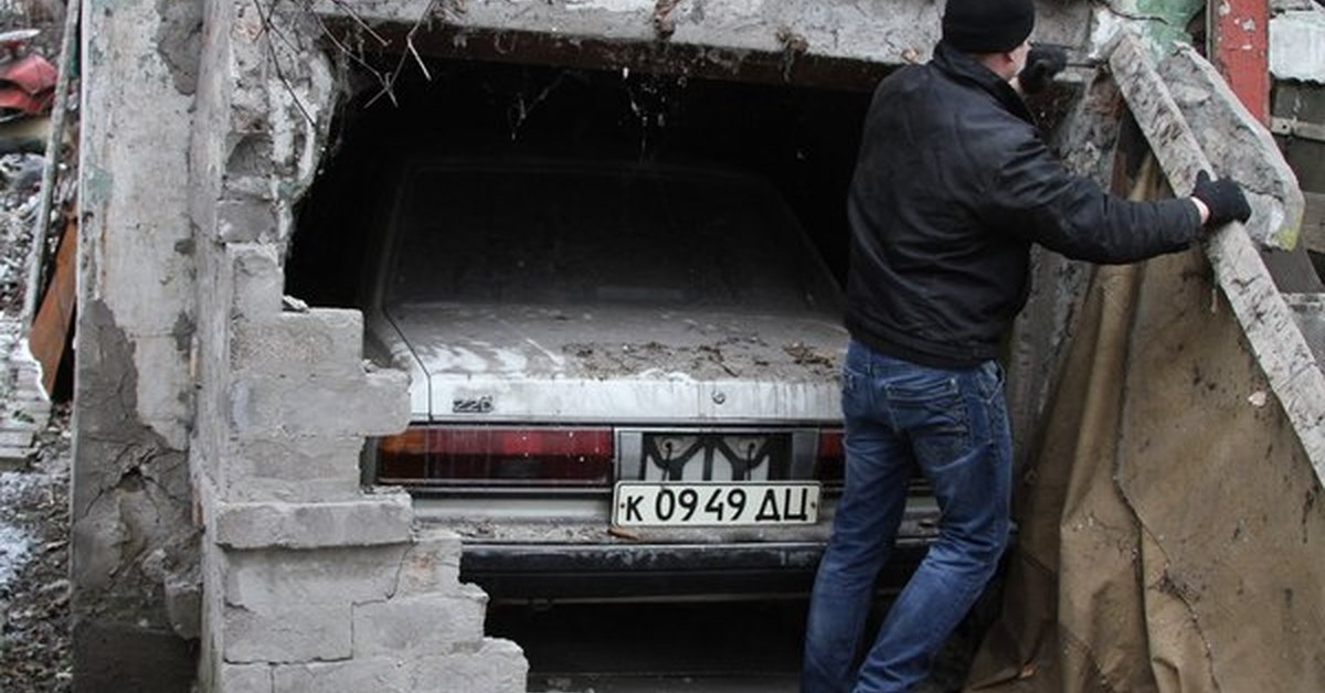 Найденные авто видео. Тойота Марк замуровали в гараже. Гаражные находки авто. Находки в заброшенных гаражах. Находка в гараже авто.