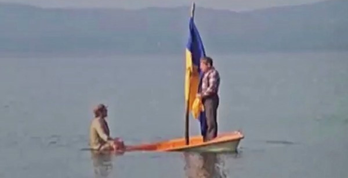 Пугачева на яхте под украинскую песню. Фантоцци на лодке с украинским флагом. Лодка тонет. Лодка с украинским флагом. Флаг на плот.