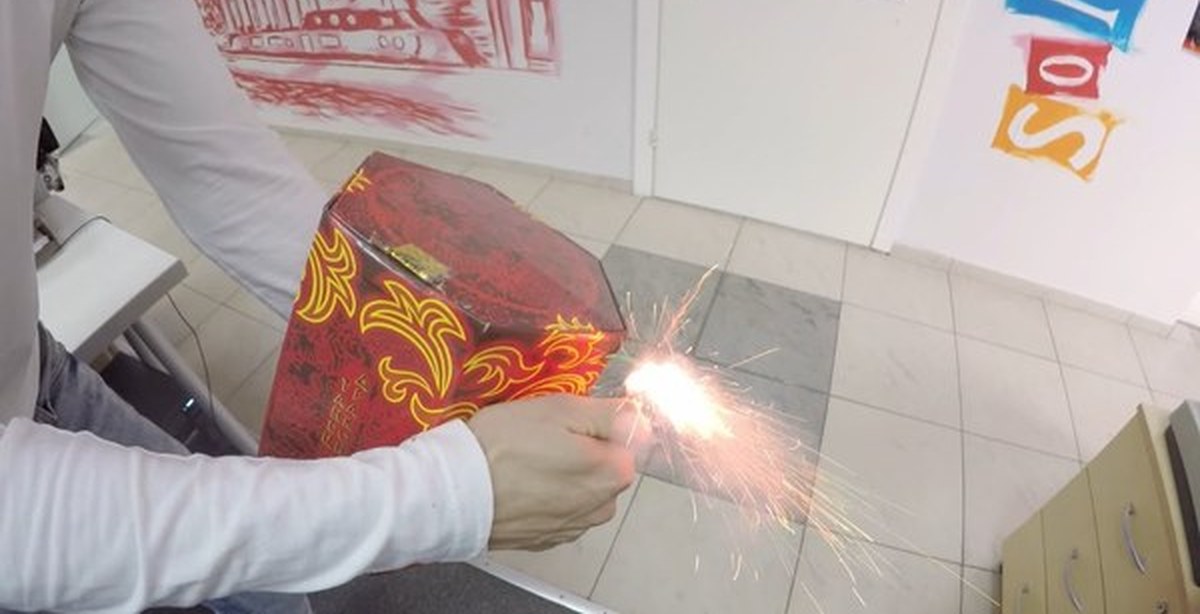 взрываем петарды 1 корсар ночью. мусор от фейерверков. как правильно запускать батарею салютов. как запустить салют инструкция. как поджигать салют в коробке.